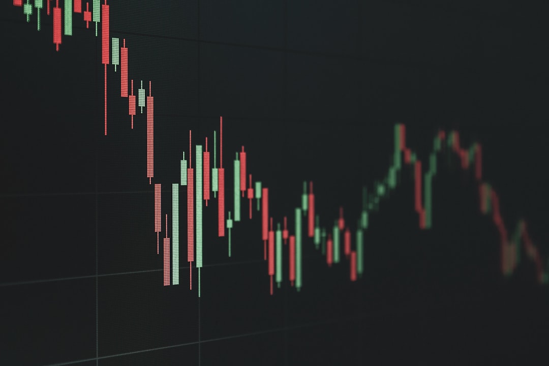 하락장에서 배당 ETF 적립 전략을 비교하는 차트 화면 — 폭락기 지속·중단·일시정지 시뮬을 정리한 글의 썸네일