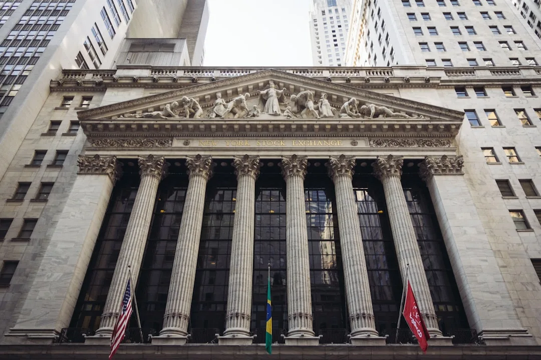2026년 6월 FOMC 주간과 쿼드러플 위칭 일정을 다루는 글의 썸네일로 쓰인 뉴욕증권거래소 건물 외관